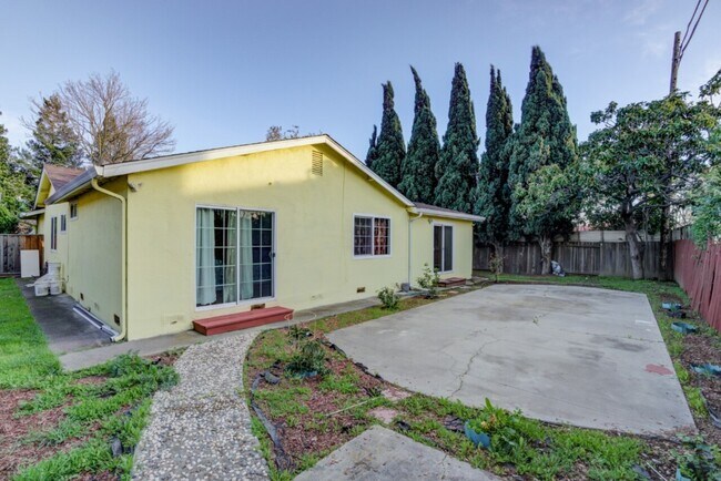 Building Photo - 4051 tamayo st