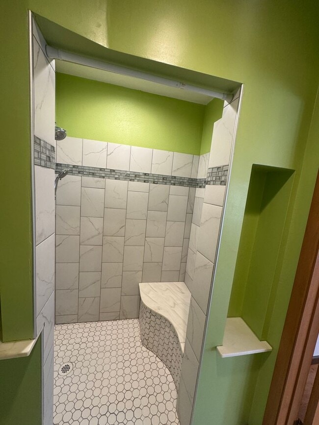Building Photo - Move in special-HALF off first month's rent!