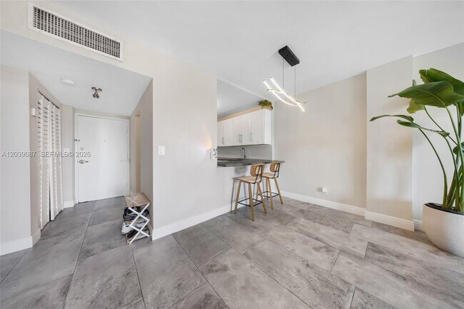 Building Photo - 1455 N Treasure Dr
