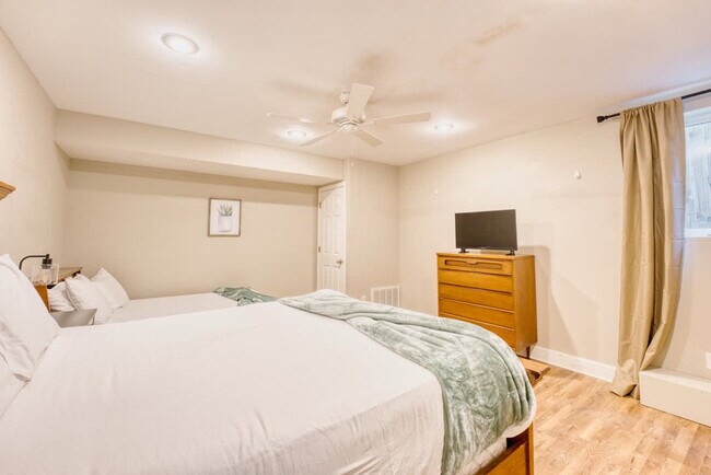 Building Photo - 1515 NW Bell Royal Ct