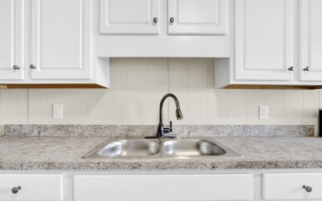 Building Photo - Bright 5 Bedroom, 1.5 Bath Home!