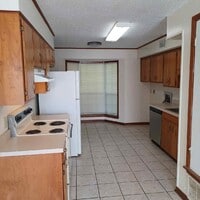 Building Photo - 115 S Maple St