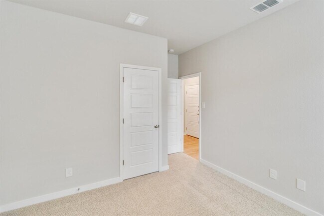 Building Photo - 820 Staglin St