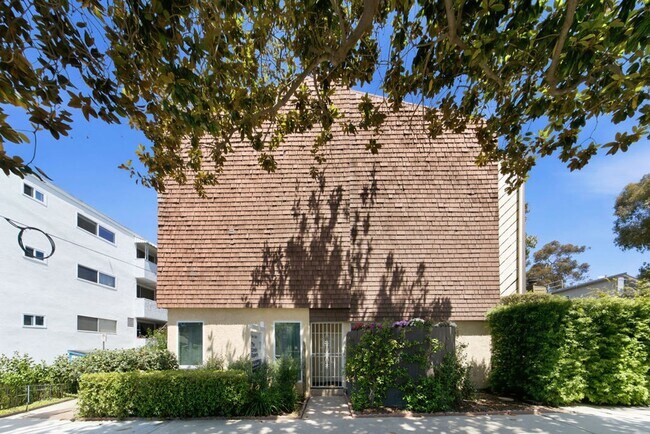 Building Photo - Renovated Coastal Townhome in Prime Santa Monica