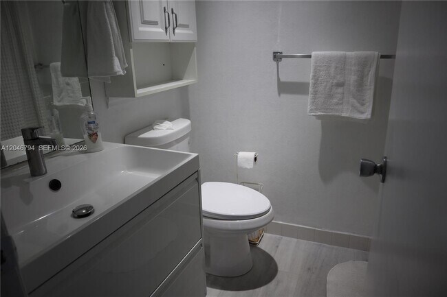 Building Photo - 3000 Sunrise Lakes Dr W