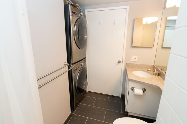 Building Photo - 2-Bedroom, 2-Bathroom Home in Waipahu – 2 Parking Stalls & Private Backyard