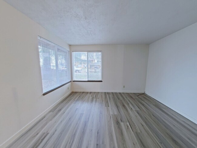 Building Photo - 3 Bedroom Duplex ~ Close to 9th Street ~ Pet Friendly