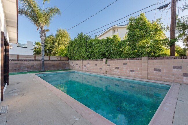 Building Photo - Gorgeous 4-Bedroom Pool Home South of the ...