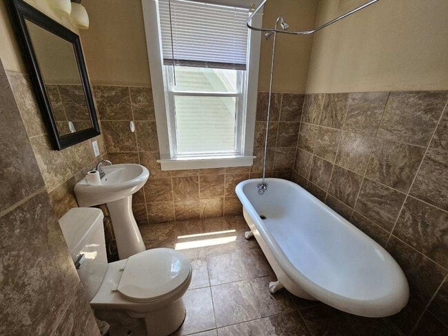 Building Photo - 2 bed 1 bath two story duplex