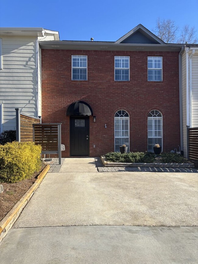 Primary Photo - Fully Renovated 2 bed 2.5 bath Townhome in...