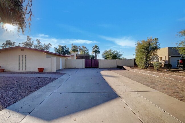 Building Photo - 6301 E Sweetwater Ave