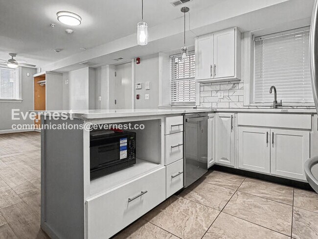 Building Photo - 2438 Callow Ave