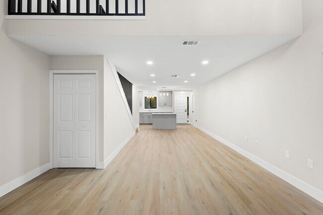 Building Photo - 805 Clake St