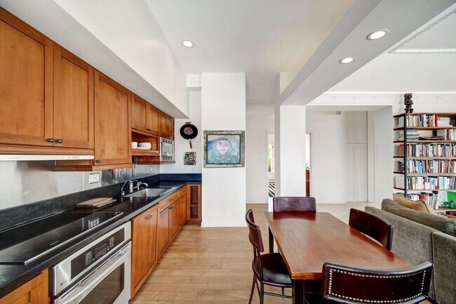 Building Photo - 109 N Sycamore Ave