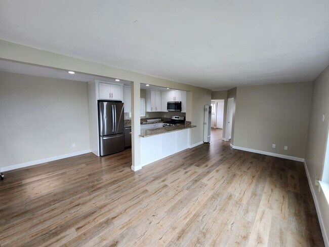 Building Photo - Upper Unit with Ocean View In OB - Complet...
