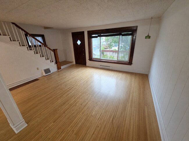 Building Photo - Available July 1st! Single family home with fenced-in backyard!