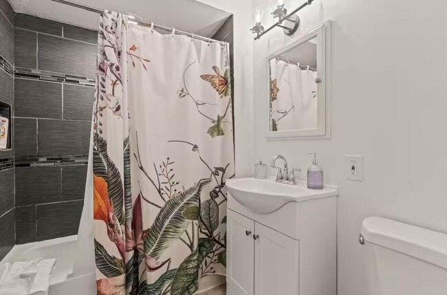 Building Photo - 2853 S Ellen St