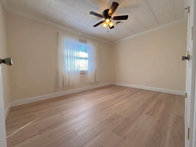 Building Photo - 315 E Millers Cove Rd