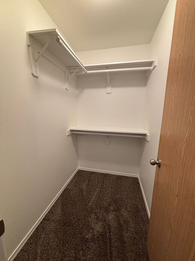 Building Photo - Pet Friendly 3 bedroom Townhouse!