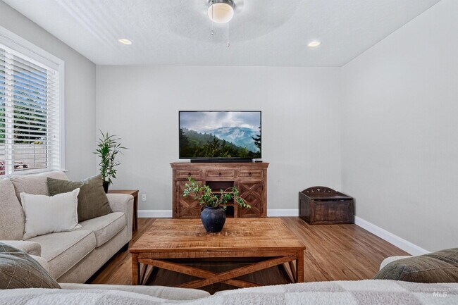 Building Photo - Beautiful South Meridian Home