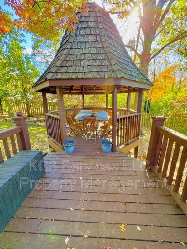 Building Photo - 615 E 101st Ter