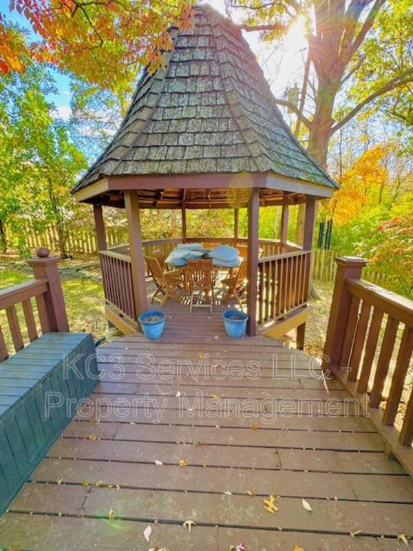 Building Photo - 615 E 101st Terrace