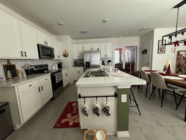 Building Photo - Spacious 3/2/2 with Fenced Yard