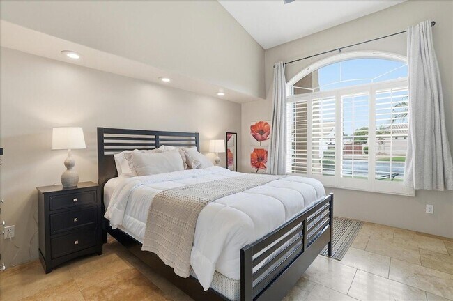 Building Photo - 1909 E Coral Tree Dr