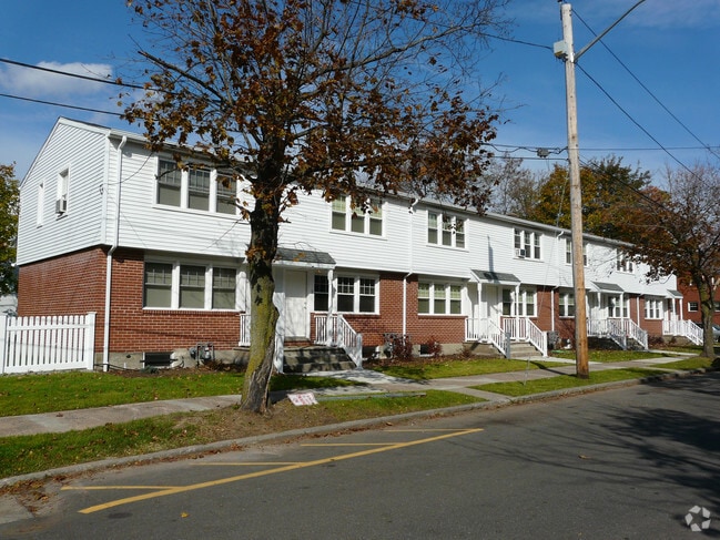 Building Photo - Savin Court Apartment