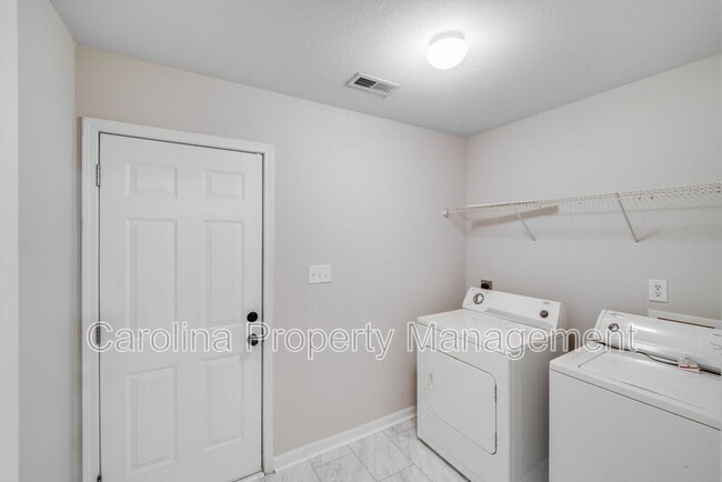 Building Photo - 7020 Bullock Dr