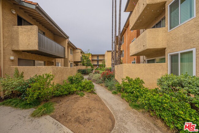 Building Photo - 15425 Sherman Way