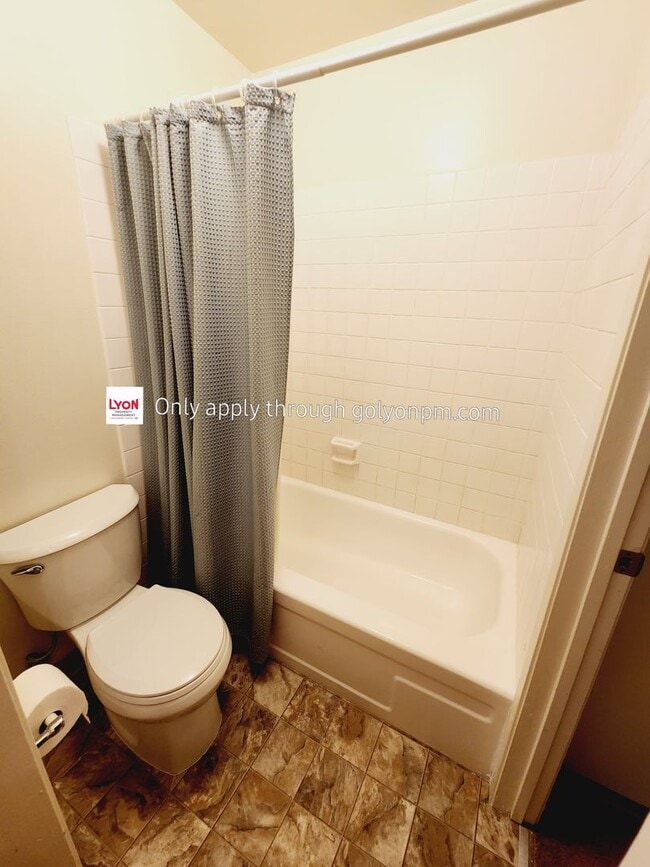 Building Photo - Spacious Townhome Available Now!