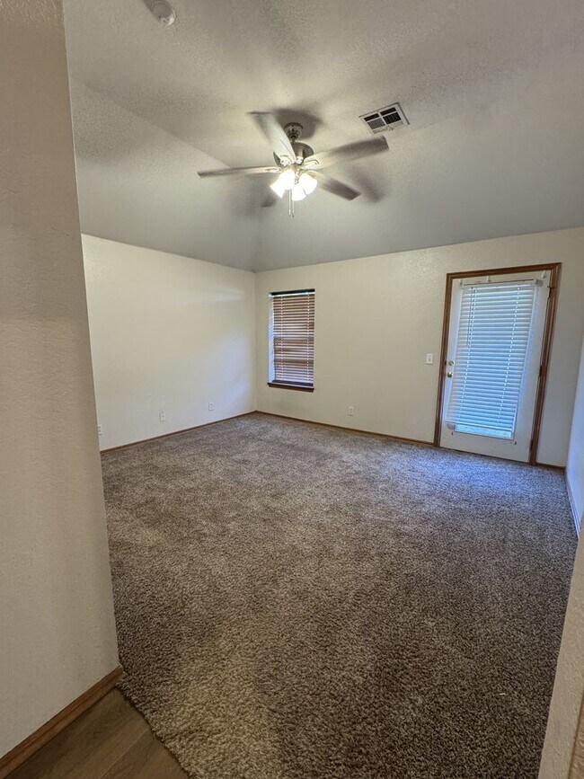 Building Photo - (3) Bed/(2) Bath in NE Norman w/ Safe Room!