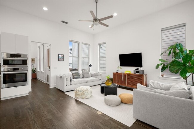 Building Photo - 6013 Florencia Ln