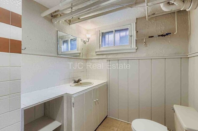 Building Photo - 1665 Jasmine St