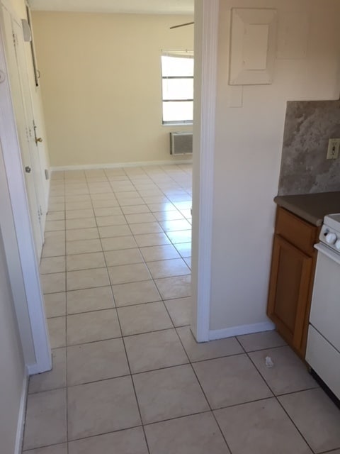 Building Photo - Studio