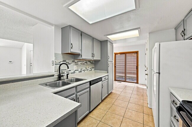 Building Photo - $2,395.95 - 2 Bed, 2.5 Bath Garden Unit in Aurora with Central AC and In Unit Laundry!