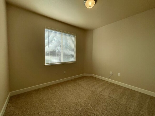 Building Photo - $500 off First Month's rent: Gorgeous 3 Be...