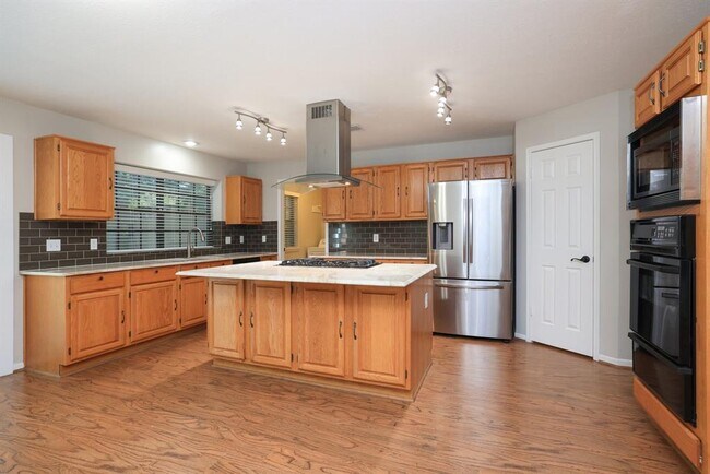 Building Photo - 17318 Shadow Valley Dr