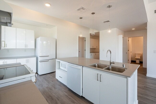 Building Photo - Live the Downtown Life! 2 Bedrooms!