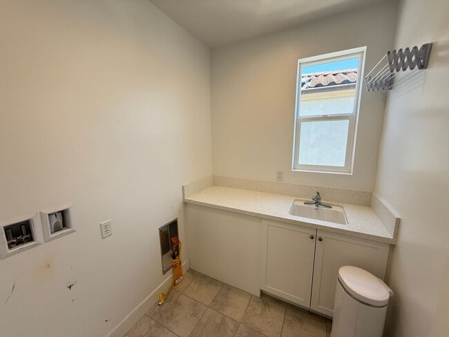Building Photo - Beautiful 4-Bedroom Home with Solar and Private Patio in Plum Estates!