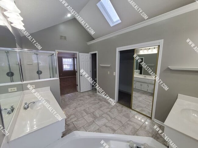 Building Photo - Gorgeous Blue Valley Home-Available in JULY!!