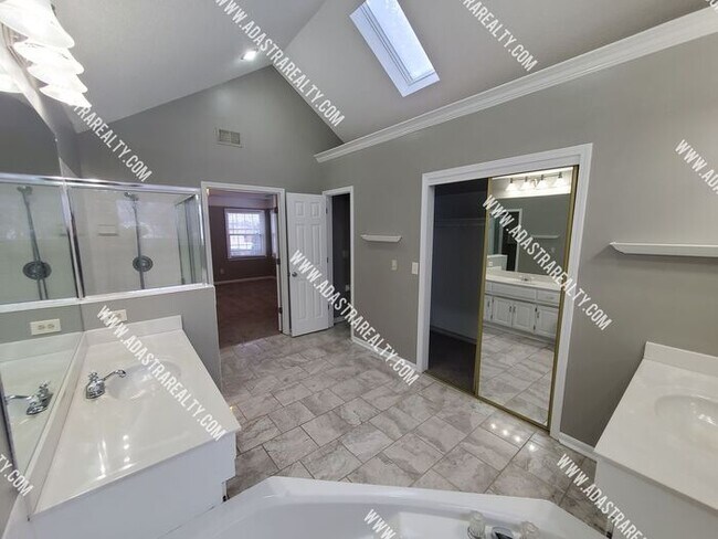 Building Photo - Gorgeous Blue Valley Home-Available NOW!!