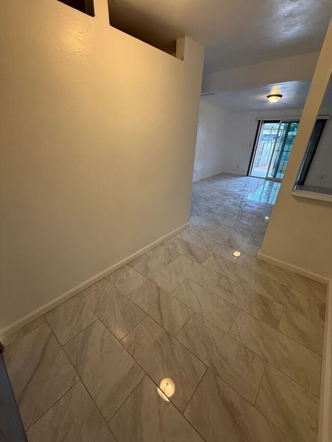Building Photo - Townhome For Rent