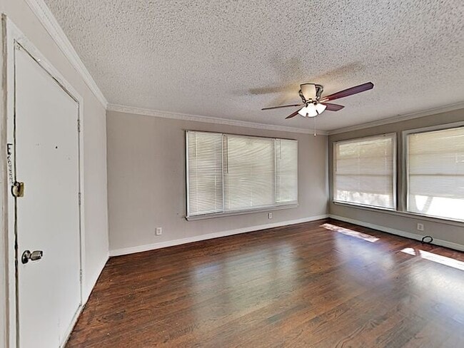 Building Photo - No Application Fee* Plus $250 Off First 2 ...