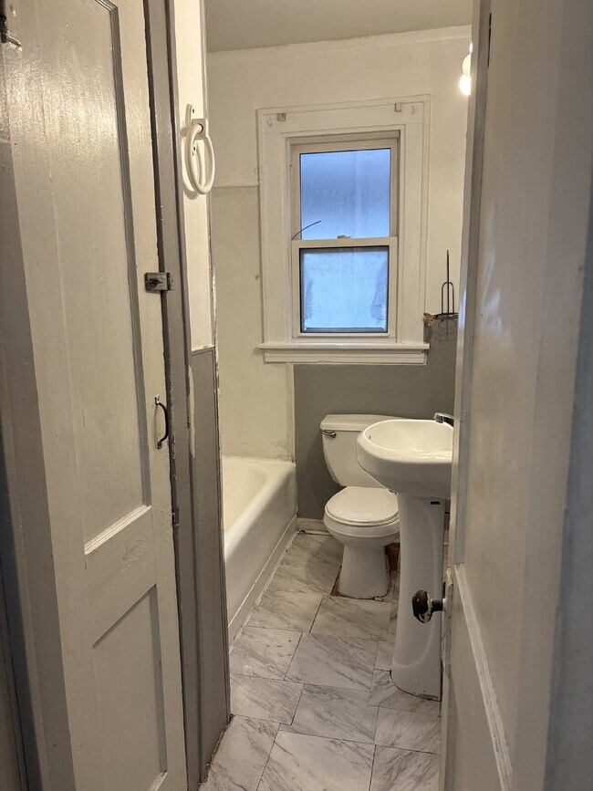 Building Photo - "3-Bed Home on Plover Ave - Cozy Living in...