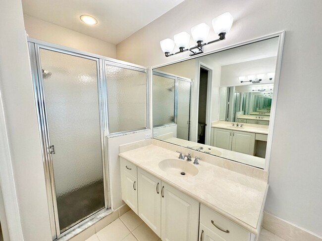 Building Photo - ** MARIPOSA ** 3 + DEN / 2.5 BATH - 2 CAR ...