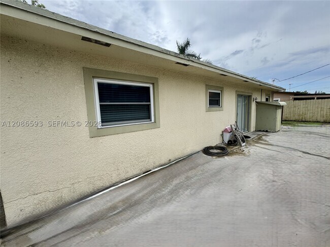 Building Photo - 1611 NE 35th St