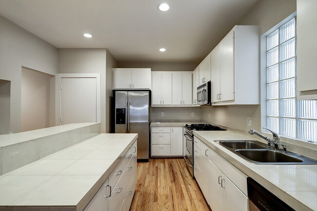 Building Photo - 425 W 26th St