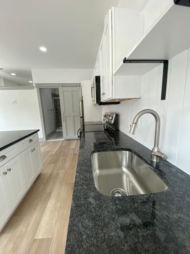 Building Photo - 627 Manor St